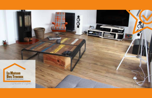 Un salon chaleureux à Foulayronnes, sublimé par un parquet haut de gamme et des murs parfaitement rénovés.