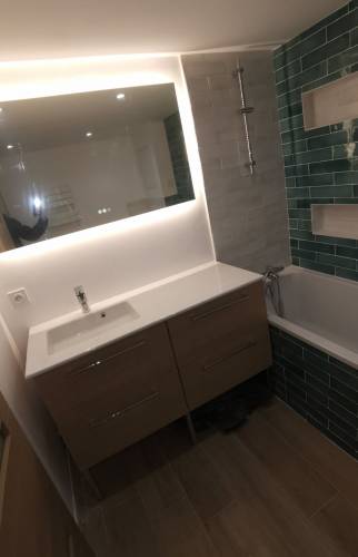 optimisation espace avec un meuble vasque décentré et plan de toilette