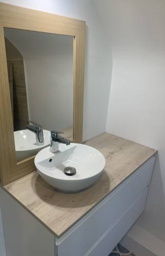 Salle de Bain : Nouveau Design avec Éléments de Rangement