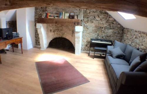 un salon avec cheminée en tuffeau