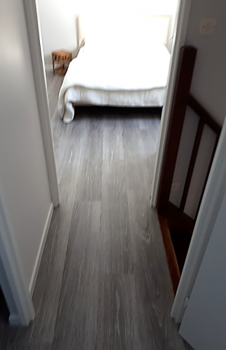Chambre à l'étage, sol pvc imitation parquet