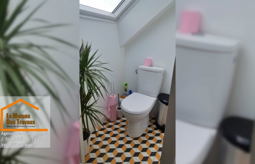 	Toilettes sous combles : design et fonctionnalité – Optimisez l’espace sous pente avec des toilettes modernes et lumineuses, parfaites pour les petits espaces.