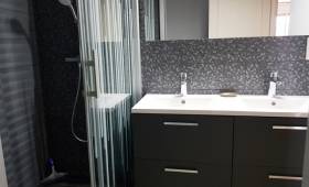 Salle de bain carrelée noire