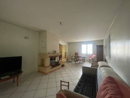 Ancienne pièce de vie en longueur avant travaux de rénovation - Saint-Léger-sous-Cholet 49