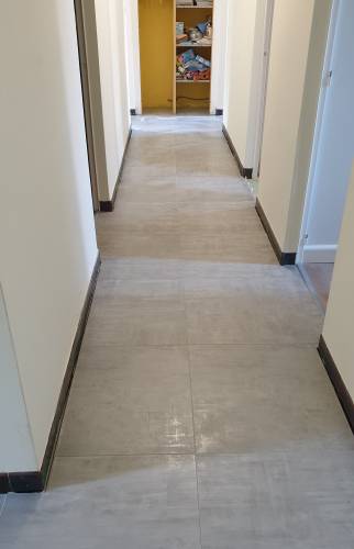Couloir carrelé avec nouveau carrelage 60x60