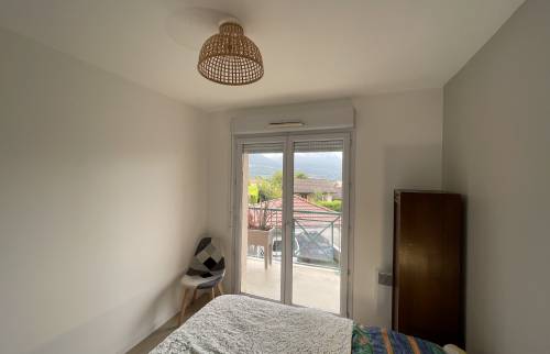 Une chambre rénovée du sol au plafond