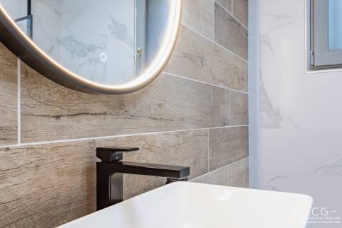Salle de bain avec miroir rond