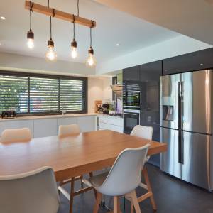 Intérieur lumineux avec cuisine ouverte après extension – Maison T. à Saint Genis les Ollières