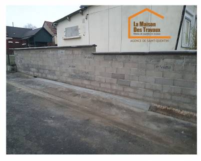 Travaux de rénovation d'un mur en parpaing