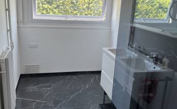 Salle d'eau effet marbre en grès cérame meuble avec lavabo deux vasques avec changement fenêtre oscillo battante en alu teinté blanc - Marines - 95640 - 