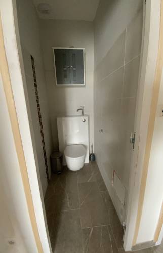 Rénovation espace sanitaires avec WC suspendus près de la salle d'eau à Magny-le-Hongre (77700)