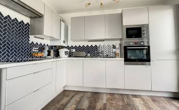 Cuisine rénovée ouverte sur le séjour