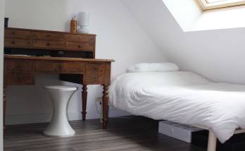Chambre avec fenêtre de toit et bureau ancien
