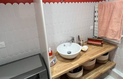 Détail du carrelage en faïence écaille crayon