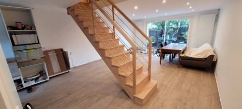 Pose d'un escalier intérieur dans une maison rénovée - Combs-la-Ville 77380