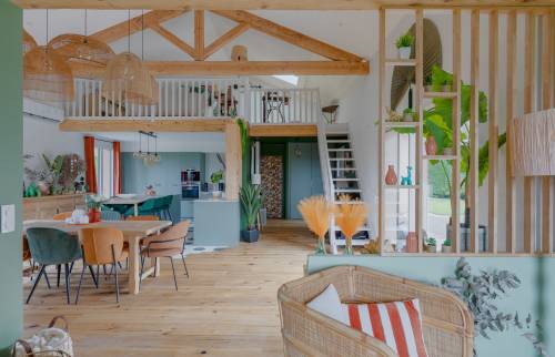 Rénovation d'une grande villa avec transformation de l'espace de vie, Les Chères (69380) : vue d'ensemble sur la partie séjour - cuisine