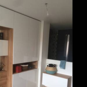 Création d'un dressing en tête de lit dans un appartement Lyonnais - Agathe Fonvielle - La Maison Des Architectes