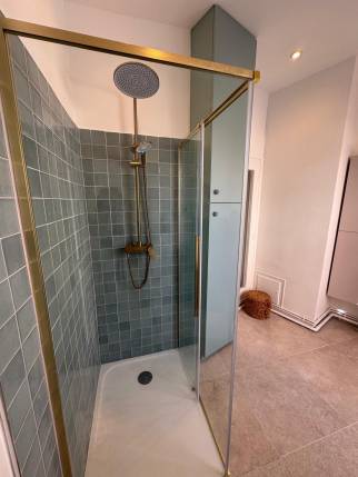  Douche cabine laiton avec colonne de rangement assortie, rénovation salle de bain
