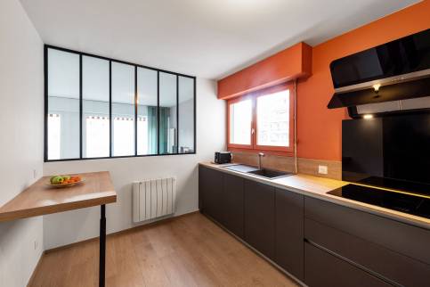 Projet de cuisine gris anthracite et Orange avec verrière, Lyon quai de Saone : vue de la verrière