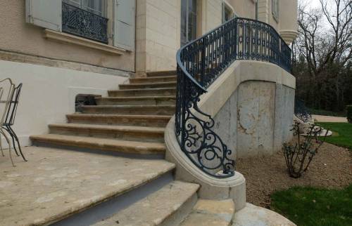 Rénovation des escaliers en Pierre dans un chateau classé - Monts du Beaujolais (69)