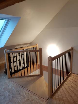 Arrivé sur le palier de 3ème niveau, gardes corps assortis à l'escalier