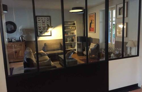 Création d'une verrière en aluminium afin de délimiter les pièces tout en conservant un espace ouvert