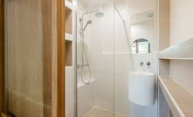 Salle de douche moderne avec une paroi en verre à Paris 16e