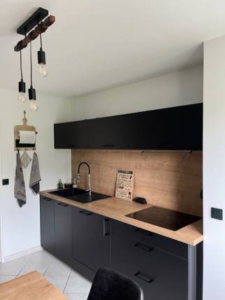 Nouvelle cuisine rénovée avec mobilier de cuisine noir et bois - Nantes 44