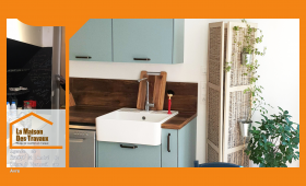 Rénovation de cuisine près de Chérisy – Une cuisine moderne avec façades bleu pastel, plan de travail en bois et évier timbre d’office pour un style chaleureux.