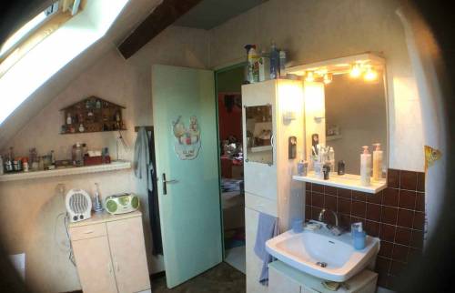 La SDB avant travaux, entrée + meuble vasque