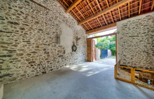 De beaux murs en pierre dans  l'entrée de la maison