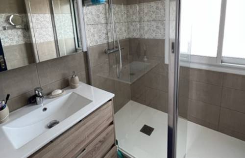 La douche à l'italienne dans la salle de bain rénovée