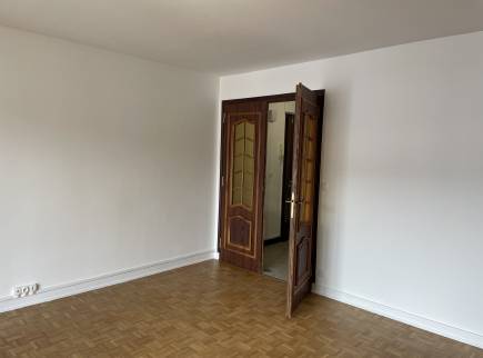 un beau volume , après des travaux de peinture et de rénovation de parquet