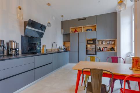 Lyon (69005) : Réalisation d'une cuisine ouverte sur le séjour avec claustra sur mesure