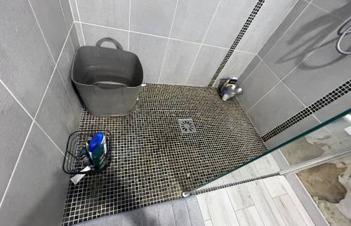 Salle d'eau avant travaux de rénovation dégat des eaux (13000)