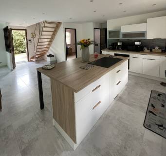 Maison rénovée avec escalier design - Mormant 77720