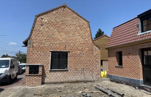 Travaux de finition avec rejointoiement des murs extérieurs  