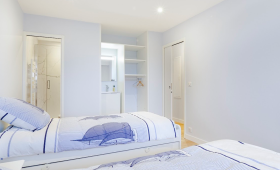 Aménagement d'une chambre d'amis avec rangements sur-mesure et point d'eau à Montigny-en-Gohelle