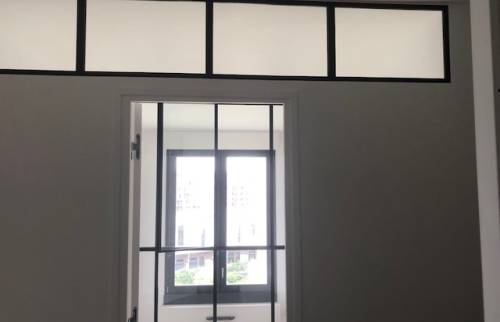 fenêtres en hauteur pour éclairer la chambre