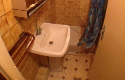 Ancien revêtement de sol dans la salle de bain