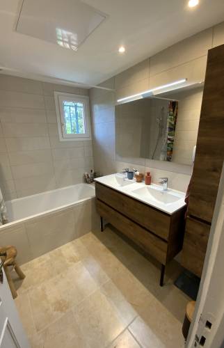 Salle de bain enfant finition bois La Maison Des Travaux Alès