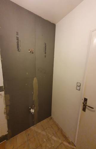 Installation du placoplâtre hydrofuge (étape 3)