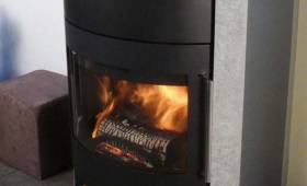 Installation poêle à bûches en pierre ollaire avec réserve journalière sous corp de chauffe- La Chapelle-sur-Erdre – 44240 –