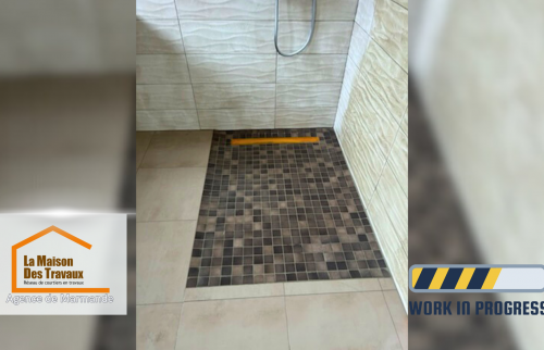 Receveur de douche carrelé – Gros plan sur la zone de douche avec son carrelage en mosaïque brun, apportant un design élégant et une adhérence renforcée.