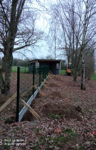 Travaux en cours : scellement des poteau de fixation