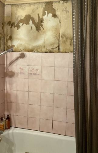 Salle de bain avant rénovation, mur marqué par l’humidité à Bruz