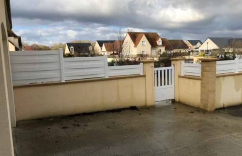 Installation du='une clôture en PVC blanc à Trouville