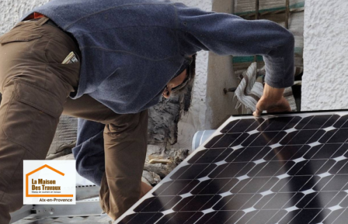 Préparation de la toiture avant la pose de panneaux photovoltaïques à Venelles. Une étape essentielle pour garantir la performance et la durabilité d’une installation solaire.