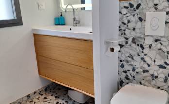 Aménagement de salle de bain pour enfants avec meuble vasque et WC suspendus - Pornic 44210