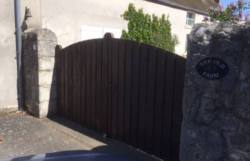 Ancien portail bois, vue de la rue